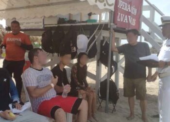 Rescatan a cuatro personas atrapadas por oleaje en Playa Miramar de Ciudad Madero, Tamaulipas