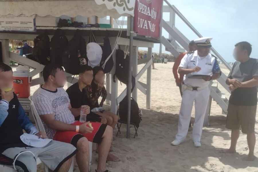 Rescatan a cuatro personas atrapadas por oleaje en Playa Miramar de Ciudad Madero, Tamaulipas