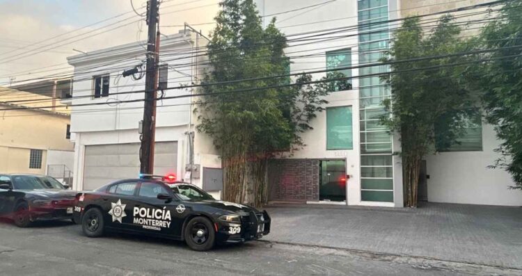 Asaltan laboratorio en Monterrey, Nuevo León; ladrones entraron por el techo
