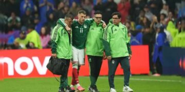 Santiago Giménez lesionado