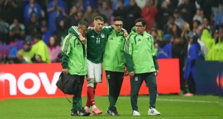 Santiago Giménez lesionado