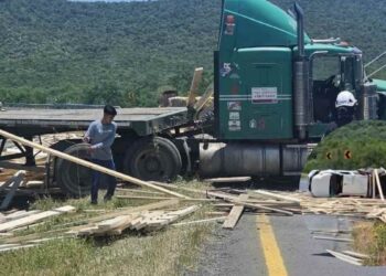 Se registra fuerte accidente entre tráiler y camioneta en la Carretera Nacional en Montemorelos, NL