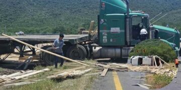 Se registra fuerte accidente entre tráiler y camioneta en la Carretera Nacional en Montemorelos, NL