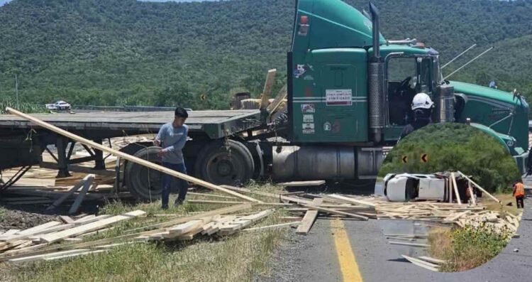 Se registra fuerte accidente entre tráiler y camioneta en la Carretera Nacional en Montemorelos, NL