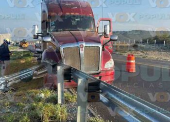 Tráiler pierde el control y choca contra contención en Jaumave, Tamaulipas