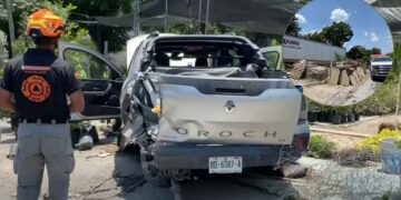 Tráiler termina dentro de un vivero tras chocar contra camioneta en Santiago, Nuevo León