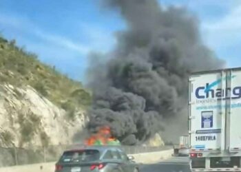 Tráileres incendio rumbo a Saltillo