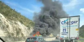 Tráileres incendio rumbo a Saltillo