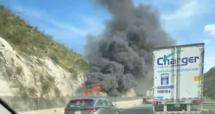 Tráileres incendio rumbo a Saltillo