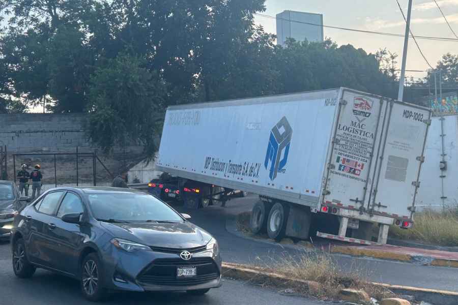 Trailero queda atorado al intentar tomar una curva en avenida de Monterrey, NL