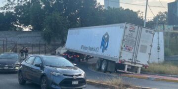 Trailero queda atorado al intentar tomar una curva en avenida de Monterrey, NL