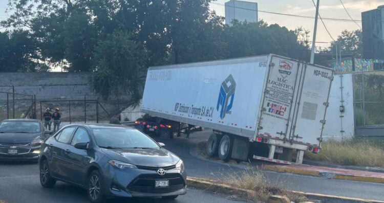 Trailero queda atorado al intentar tomar una curva en avenida de Monterrey, NL