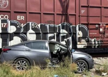 Tren embiste automóvil tras distracción de conductor en Monterrey, Nuevo León