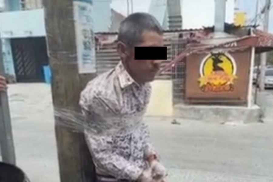 Vecinos amarran a un poste a presunto ladrón en Escobedo, Nuevo León