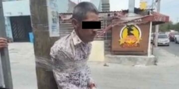 Vecinos amarran a un poste a presunto ladrón en Escobedo, Nuevo León