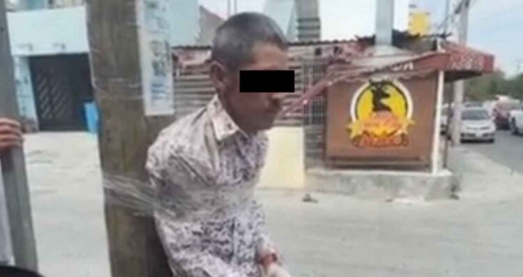 Vecinos amarran a un poste a presunto ladrón en Escobedo, Nuevo León