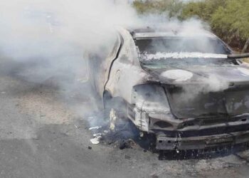 Vehículo se incendia en Jiménez