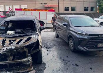 Vehículo se incendia y causa movilización de bomberos en Santa Catarina, Nuevo León