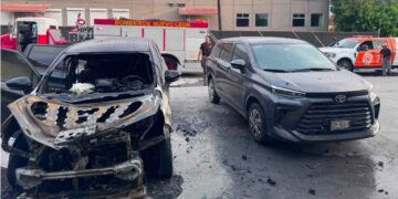 Vehículo se incendia y causa movilización de bomberos en Santa Catarina, Nuevo León