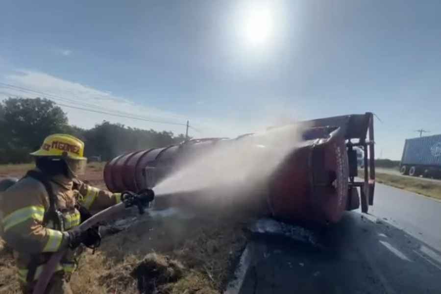 Volcadura de pipa moviliza a cuerpos de emergencia en la Carretera Nacional de Linares, NL
