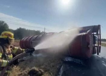 Volcadura de pipa moviliza a cuerpos de emergencia en la Carretera Nacional de Linares, NL