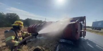 Volcadura de pipa moviliza a cuerpos de emergencia en la Carretera Nacional de Linares, NL