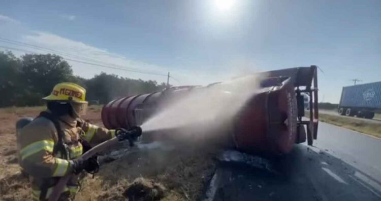 Volcadura de pipa moviliza a cuerpos de emergencia en la Carretera Nacional de Linares, NL