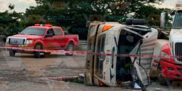 Vuelca pipa en Libramiento Poniente