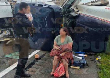 Vuelca tractocamión cargado de limón en carretera González-Llera en Tamaulipas