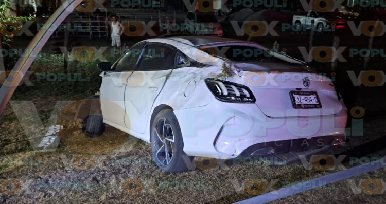 Vuelca automóvil tras perder el control en tramo en reparación en Ciudad Victoria, Tamaulipas