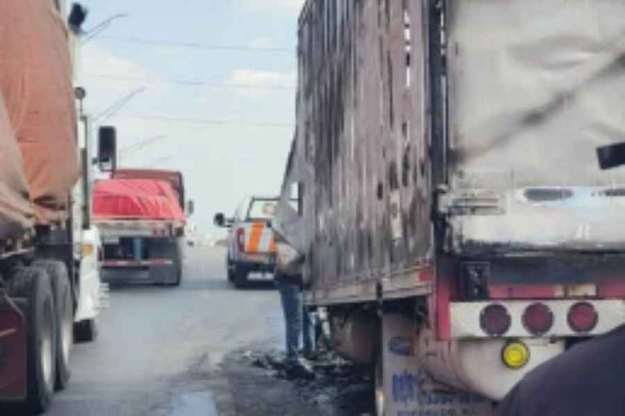 camion consumido fuego Apodaca