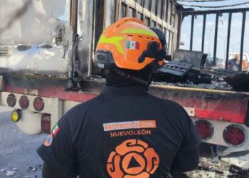 camion consumido fuego Apodaca