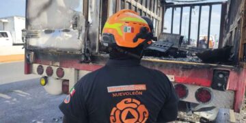 camion consumido fuego Apodaca