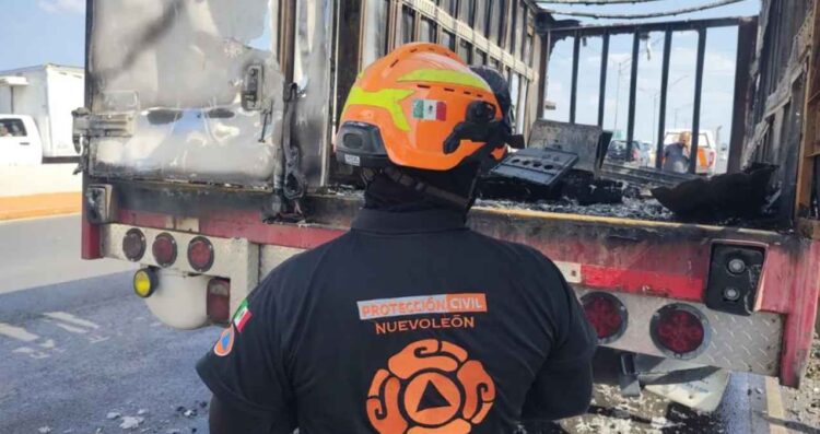 camion consumido fuego Apodaca