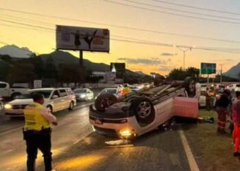 choque con volcadura Carretera Nacional