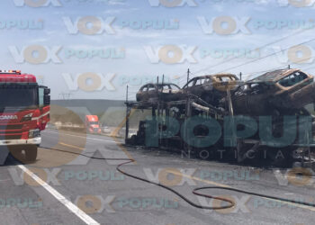 ¿Qué se sabe del incendio de un tractocamión con autos del año en la carretera Victoria-Zaragoza, Tamaulipas?