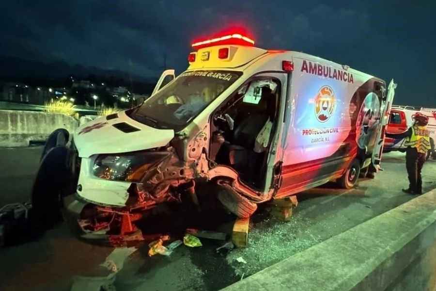 Ambulancia choca en Monterrey