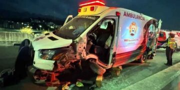 Ambulancia choca en Monterrey