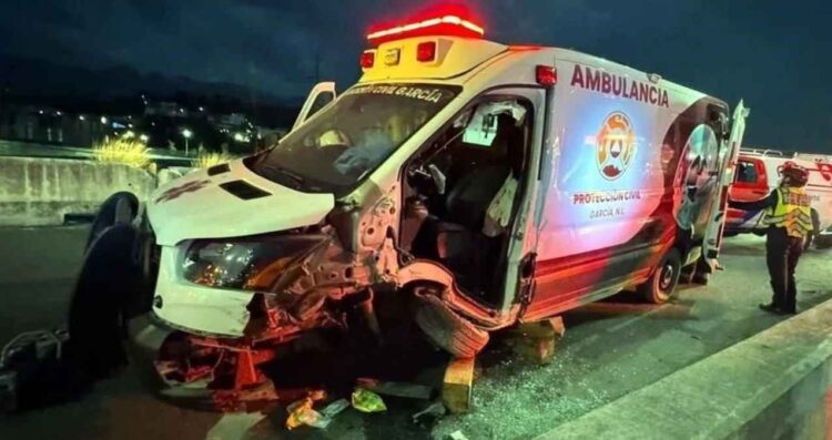 Ambulancia choca en Monterrey