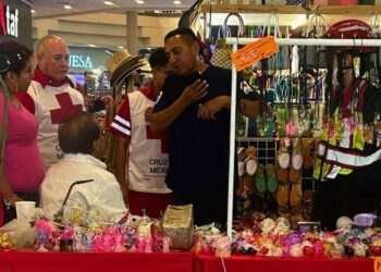Artesano es auxiliado tras presentar síntomas de infarto en Plaza México en Monterrey, NL
