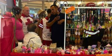 Artesano es auxiliado tras presentar síntomas de infarto en Plaza México en Monterrey, NL