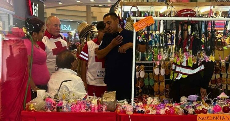 Artesano es auxiliado tras presentar síntomas de infarto en Plaza México en Monterrey, NL
