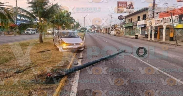 Automóvil choca poste Tampico