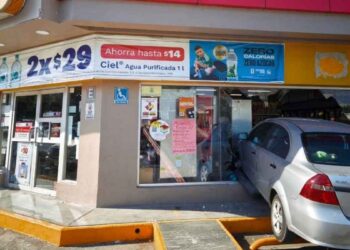 Automóvil choca tienda Santiago