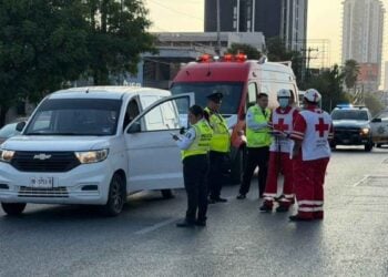 Automovilista camioneta en avenida de Monterrey