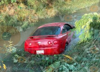 Automovilista canal de riego en Reynosa