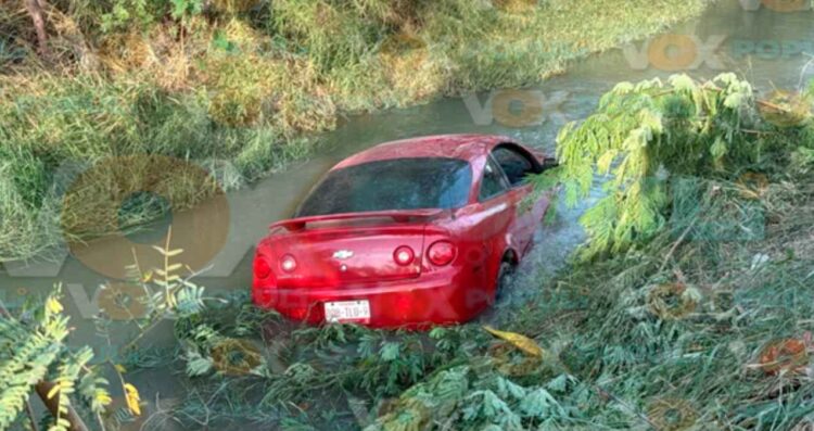 Automovilista canal de riego en Reynosa