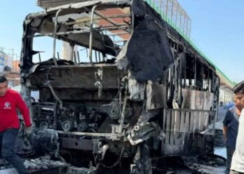 Camión de pasajeros incendio San Nicolás