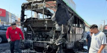 Camión de pasajeros incendio San Nicolás