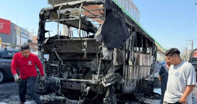Camión de pasajeros incendio San Nicolás